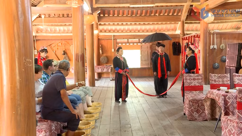 Du khách trải nghiệm, khám phá nhiều phong phục, tập quán mang đậm bản sắc dân tộc Dao Thanh Y (xã Quảng La).
