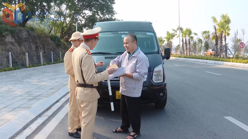 Lực lượng CSGT tăng cường công tác kiểm tra để đảm bảo trật tự ATGT trên địa bàn đặc khu Vân Đồn.