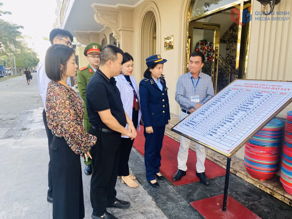 Đoàn liên ngành của phường Bãi Cháy thường xuyên kiểm tra các cơ sở kinh doanh ăn uống và du lịch.