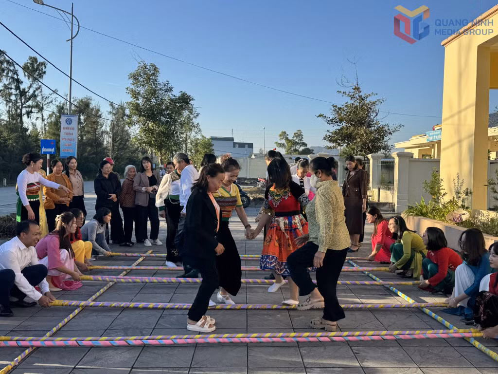 Cán bộ, đảng viên và nhân dân khu 3, đặc khu Cô Tô tổ chức các trò chơi dân gian vui tươi, rộn ràng, tô thắm tình đoàn kết trong ngày hội Đại đoàn kết toàn dân tộc.