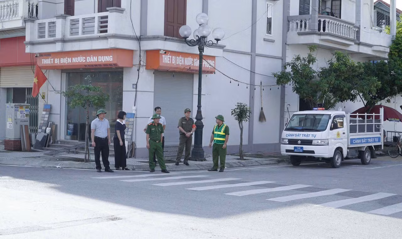 Phường Quảng Yên khảo sát các điểm có nguy cơ mất an toàn theo ý kiến của cử tri. Ảnh: Địa phương cung cấp