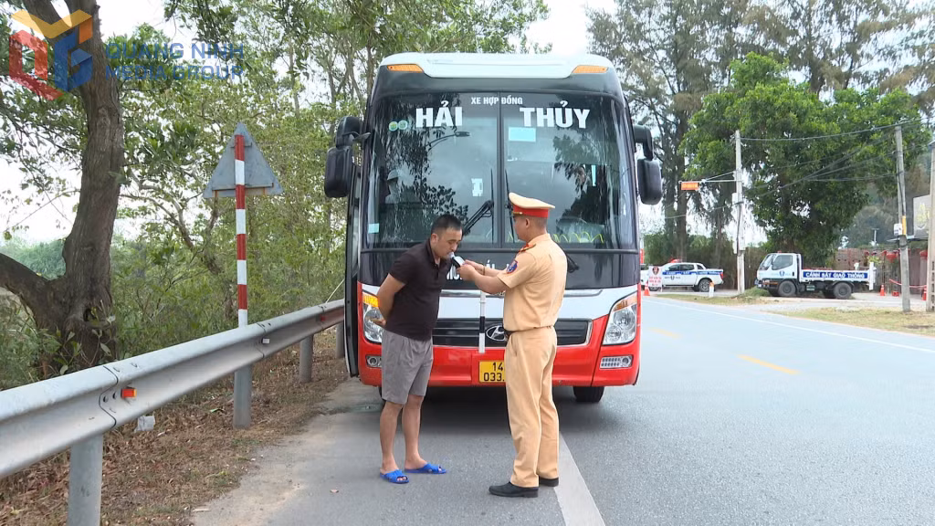 Lực lượng CSGT Công an tỉnh tiến hành kiểm tra nồng độ cồn đối với lái xe lưu thông trên địa bàn phường Móng Cái 3.