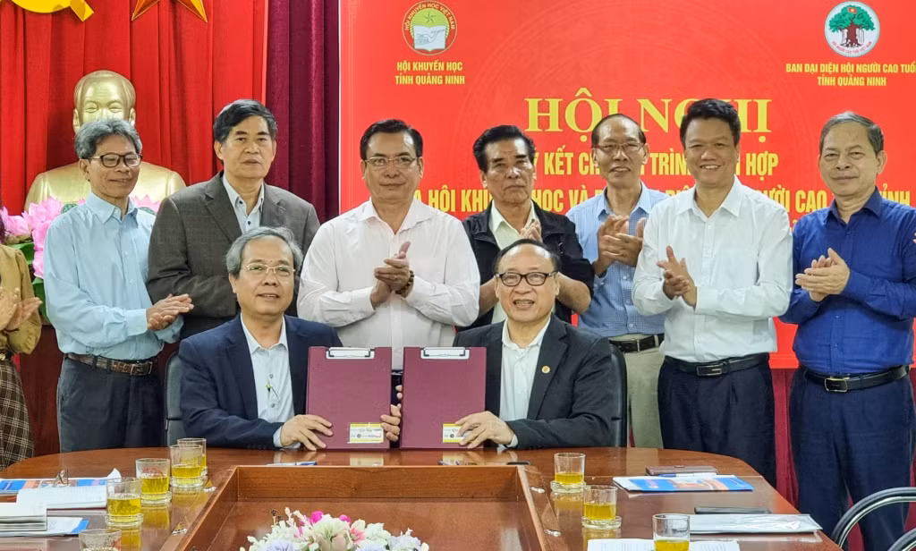 Lãnh đạo Hội Khuyến học tỉnh và Hội Người cao tuổi tỉnh ký kết biên bản ghi nhớ chương trình phối hợp.