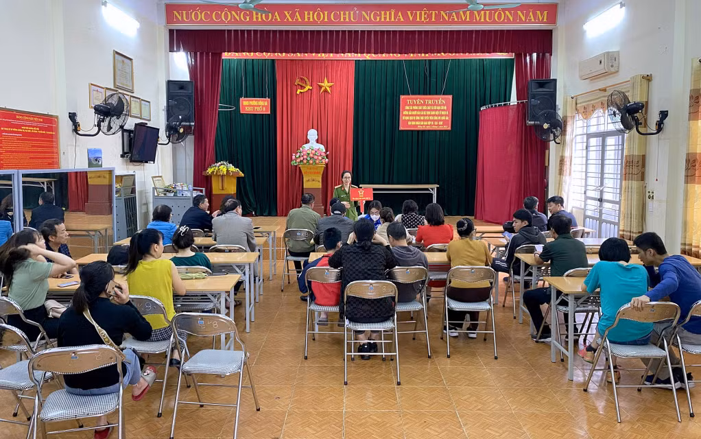 Lực lượng công an phối hợp với các tổ công nghệ số cộng đồng tổ chức tuyên truyền, hướng dẫn, hỗ trợ người dân cài đặt và kích hoạt tài khoản định danh điện tử.