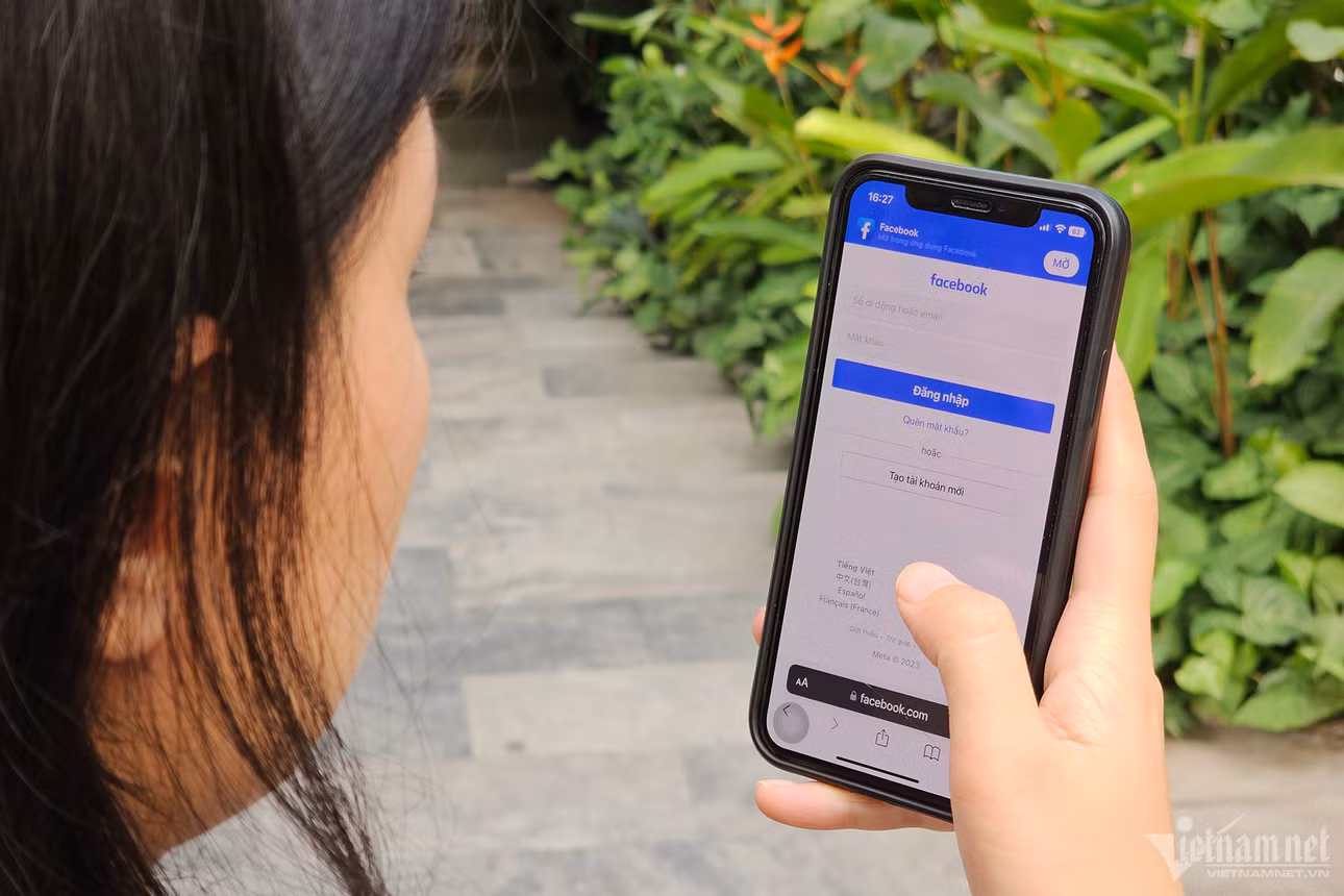 Người dùng hiện nay ngày càng phụ thuộc nhiều hơn vào các nền tảng mạng xã hội. Ảnh: Trọng Đạt