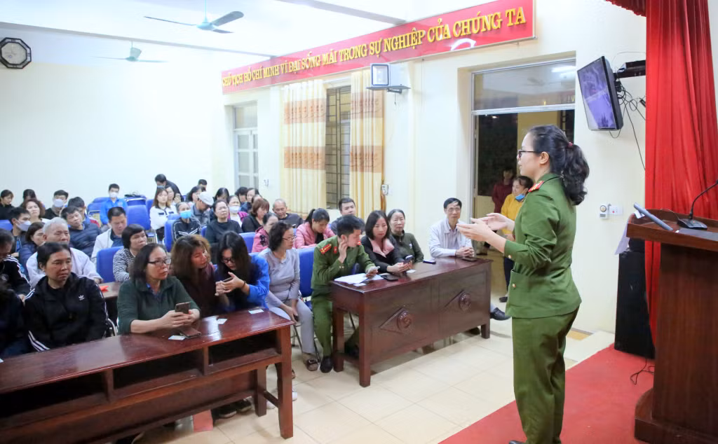 Lực lượng công an tuyên truyền, hướng dẫn cài đặt ứng dụng VNeID cho người dân TP Hạ Long.