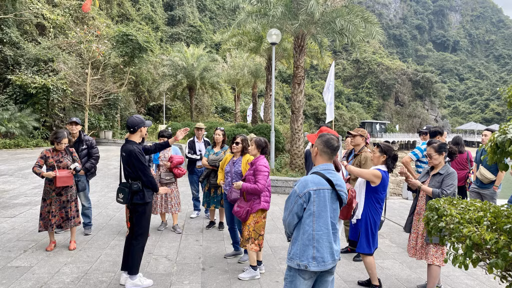 Du khách tham quan hang Sửng Sốt trên Vịnh Hạ Long.