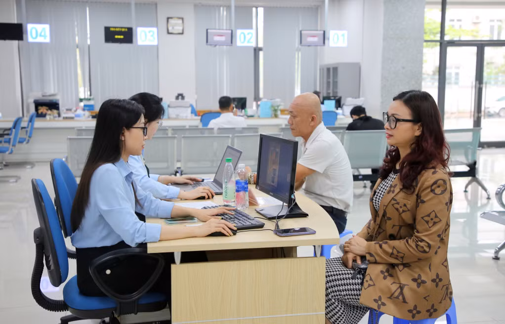 Cán bộ Trung tâm Phục vụ hành chính công tỉnh hỗ trợ người dân nộp hồ sơ dịch vụ công trực tuyến.