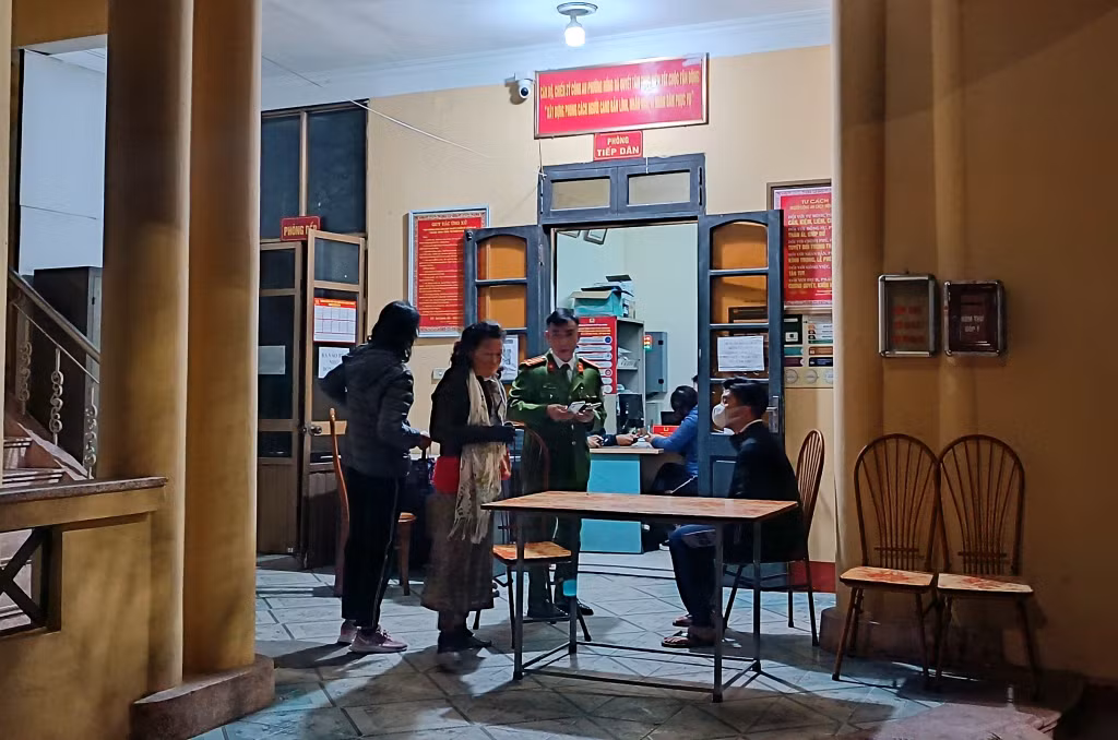 Công an phường Hồng Hà (TP Hạ Long) hỗ trợ người dân cài đặt, đăng ký và kích hoạt tài khoản định danh điện tử.