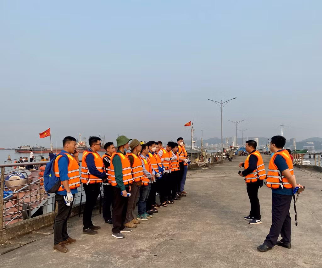 Trên 30 cán bộ, nhân viên Sở TN&amp;MT tại lễ ra quân tổ chức thu gom phao xốp trên Vịnh Hạ Long.