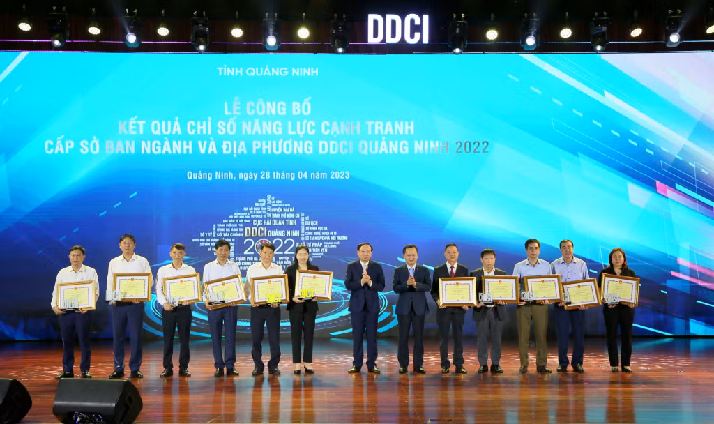 Top 5 đơn vị ở khối sở, ban, ngành và khối địa phương của tỉnh có chất lượng điều hành kinh tế xuất sắc nhất năm 2022 được tuyên dương tại Hội nghị (4-2023). Ảnh: Minh Hà