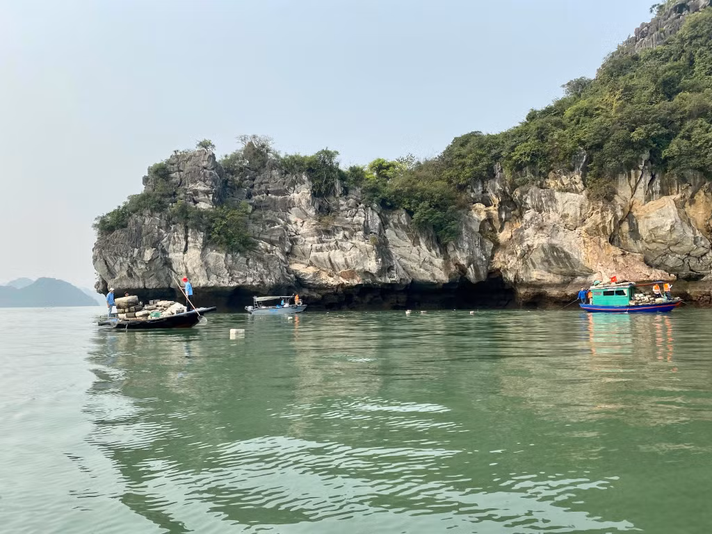 Do lượng phao xốp lớn nên những ngày này, Ban quản lý Vịnh Hạ Long cũng huy động tối đa nhân lực, tàu xuồng để thực hiện thu gom rác.