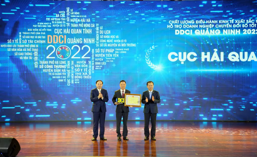 Đồng chí Nguyễn Xuân Ký, Ủy viên Trung ương Đảng, Bí thư Tỉnh ủy, Chủ tịch HĐND tỉnh và đồng chí Cao Tường Huy, Quyền Chủ tịch UBND tỉnh, trao biểu trưng và chứng nhận đơn vị dẫn đầu DDCI khối sở, ngành cho Cục Hải quan tỉnh (4-2023). Ảnh: Minh Hà