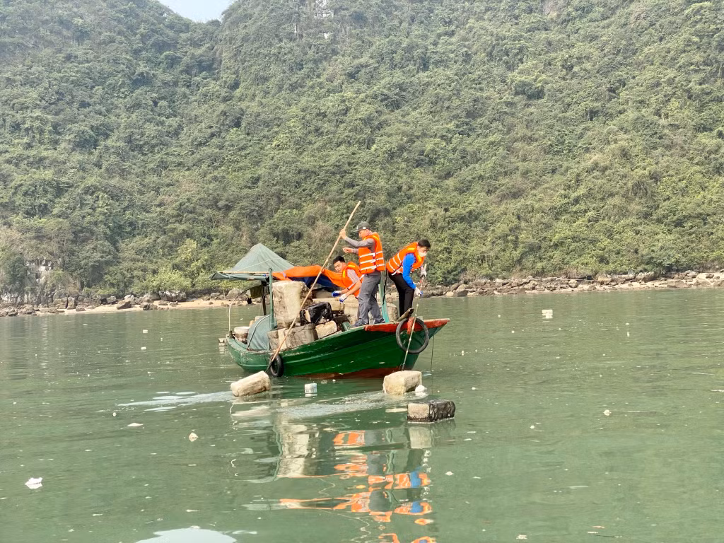 ... và thu gom rác tại khu vực Hòn Dầm Bắc.