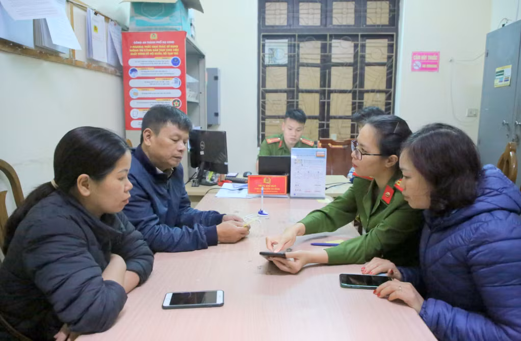CBCS Công an phường Hồng Hà, TP Hạ Long hướng dẫn người dân cài đặt và đăng ký tài khoản định danh điện tử và sử dụng tài khoản trong đời sống hàng ngày.