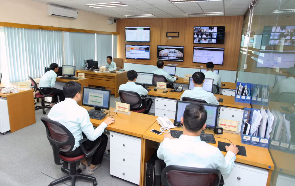 Chuyên viên CNTT của Trung tâm Công nghệ thông tin và Truyền thông (Sở TT&amp;TT) quản lý, vận hành hệ thống Trung tâm tích hợp dữ liệu tỉnh.