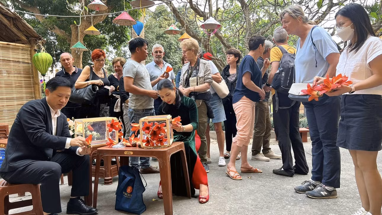 Tour tham quan phổ cổ Hà Nội vào mùa hoa gạo hấp dẫn khách quốc tế (Ảnh: PQT)
