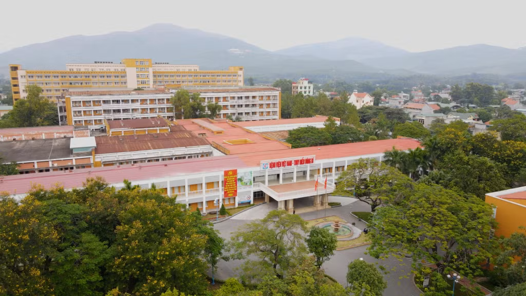 Quang cảnh Bệnh viện Việt Nam - Thụy Điển Uông Bí được chụp từ trên cao (4-2023). Ảnh: Nguyễn Hoa