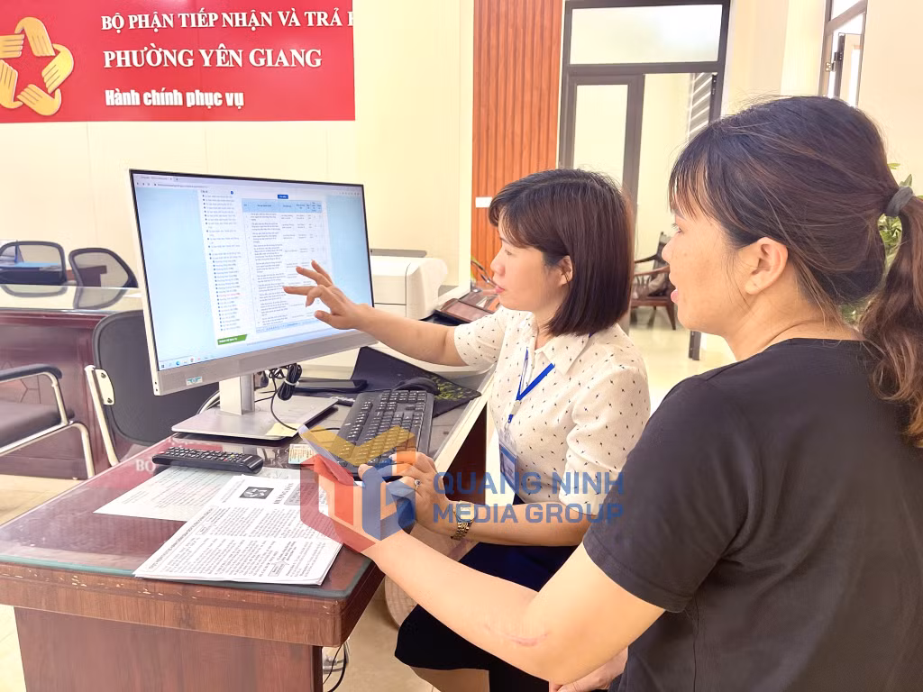 Cán bộ phường Yên Giang hướng dẫn người dân vào cổng dịch vụ công trực tuyến (3-2023). Ảnh: Hoàng Anh