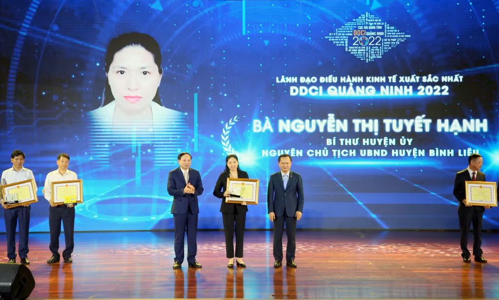Ở khối địa phương, bà Nguyễn Thị Tuyết Hạnh, Bí thư Huyện ủy, Nguyên Chủ tịch UBND huyện Bình Liêu, được biểu dương là Lãnh đạo điều hành kinh tế xuất sắc nhất năm 2022 (4-2023). Ảnh: Minh Hà