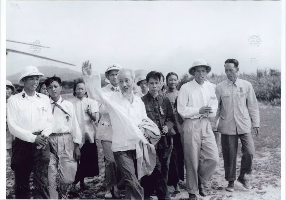 Chủ tịch Hồ Chí Minh đến thăm đảo Cô Tô vào ngày 9/5/1961. Ảnh tư liệu