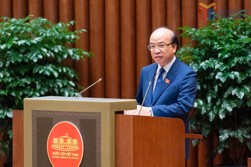 Chủ nhiệm Ủy ban Pháp luật và Tư pháp Phan Chí Hiếu trình bày báo cáo thẩm tra về việc thành lập thành phố Quảng Ninh.