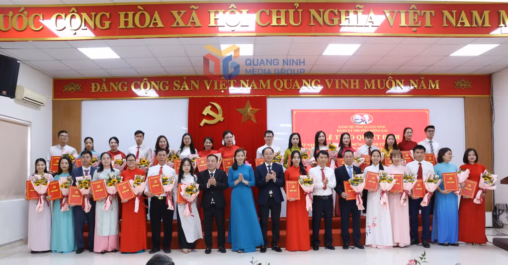 Phường Hồng Gai tổ chức trao quyết định kết nạp cho các đảng viên mới.