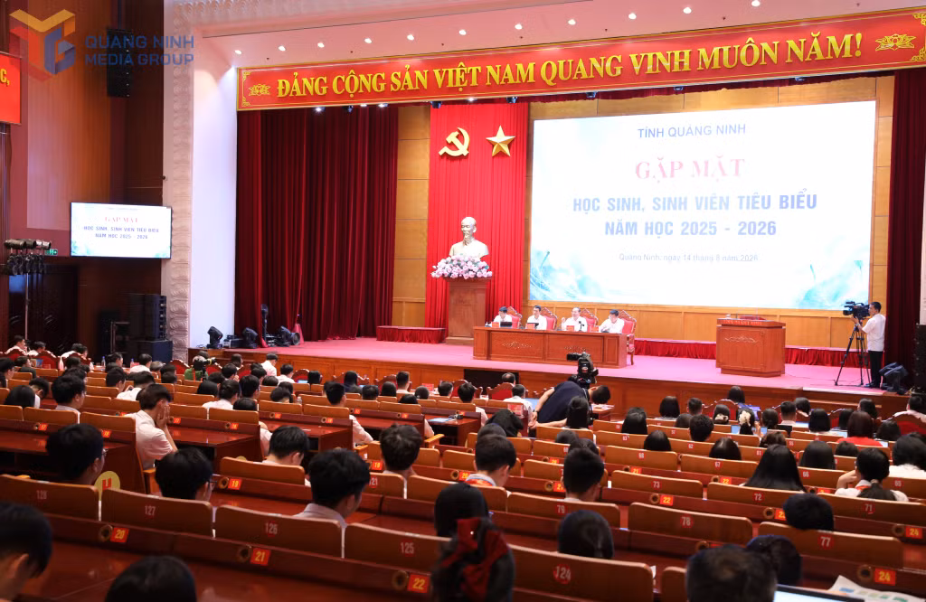 Tỉnh Quảng Ninh tổ chức Chương trình “Gặp mặt học sinh, sinh viên tiêu biểu năm học 2025-2026