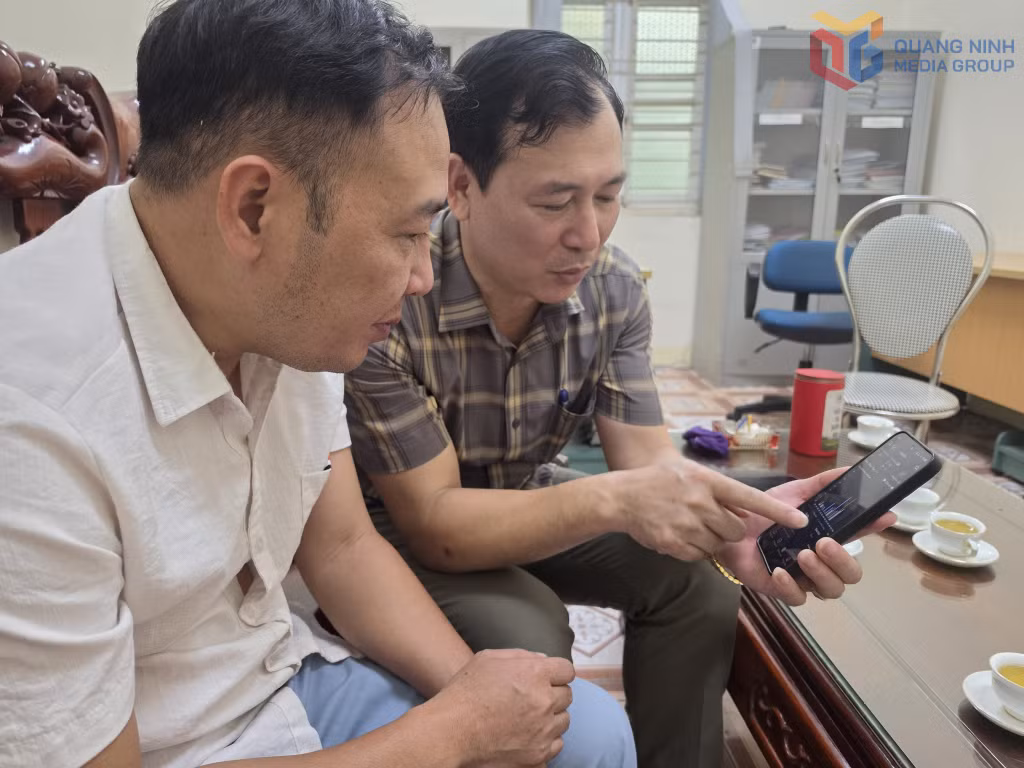 Cán bộ Chi cục Trồng trọt và Bảo vệ thực vật theo dõi một phần mềm giám sát tự động trên cây trồng.