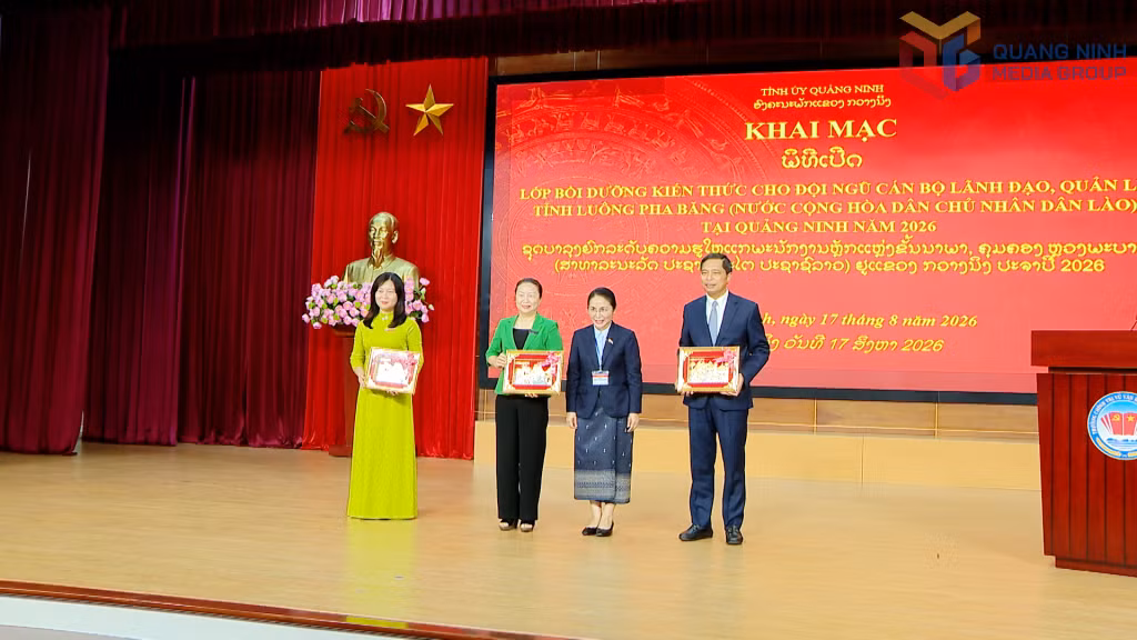 Lãnh đạo tỉnh Luông Pha Băng trao quà lưu niệm cho lãnh đạo tỉnh Quảng Ninh tại lễ khai mạc lớp bồi dưỡng.