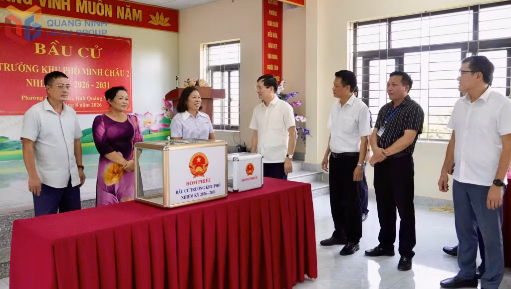 Đồng chí Vũ Quyết Tiến, Phó Bí thư Tỉnh ủy, Chủ tịch Ủy ban MTTQ tỉnh, trò chuyện cùng các thành viên tổ bầu cử tại điểm bầu cử khu phố Minh Châu 2, phường Tuần Châu về công tác chuẩn bị bầu cử.