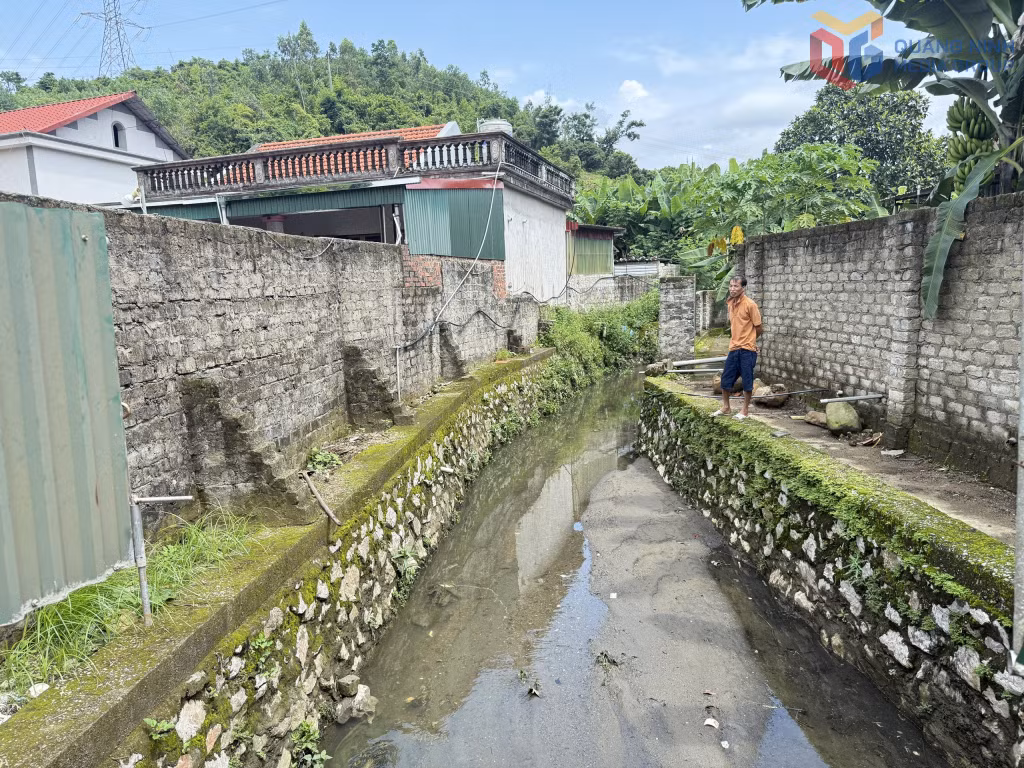 Cống thoát nước chính tại khu Vàng Danh 1 bị bồi lấp, làm thu hẹp khẩu độ và ảnh hưởng đến khả năng tiêu thoát nước khi mưa lớn.