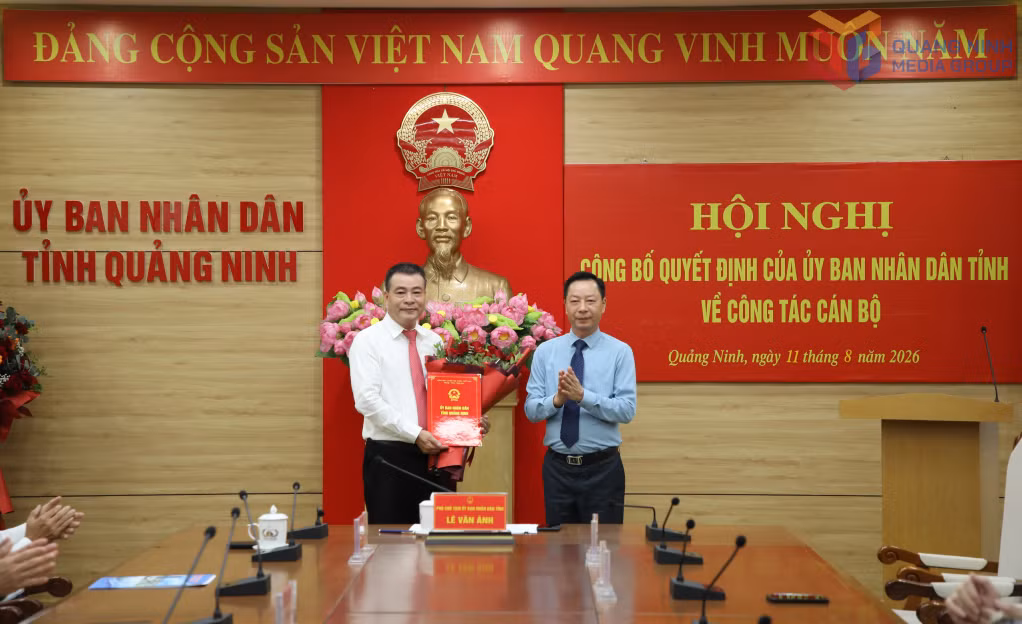 Đồng chí Lê Văn Ánh, Phó Chủ tịch UBND tỉnh, trao quyết định bổ nhiệm đồng chí Nguyễn Vũ Quý giữ chức vụ Phó Giám đốc Ban Quản lý Dự án đầu tư xây dựng khu vực I.