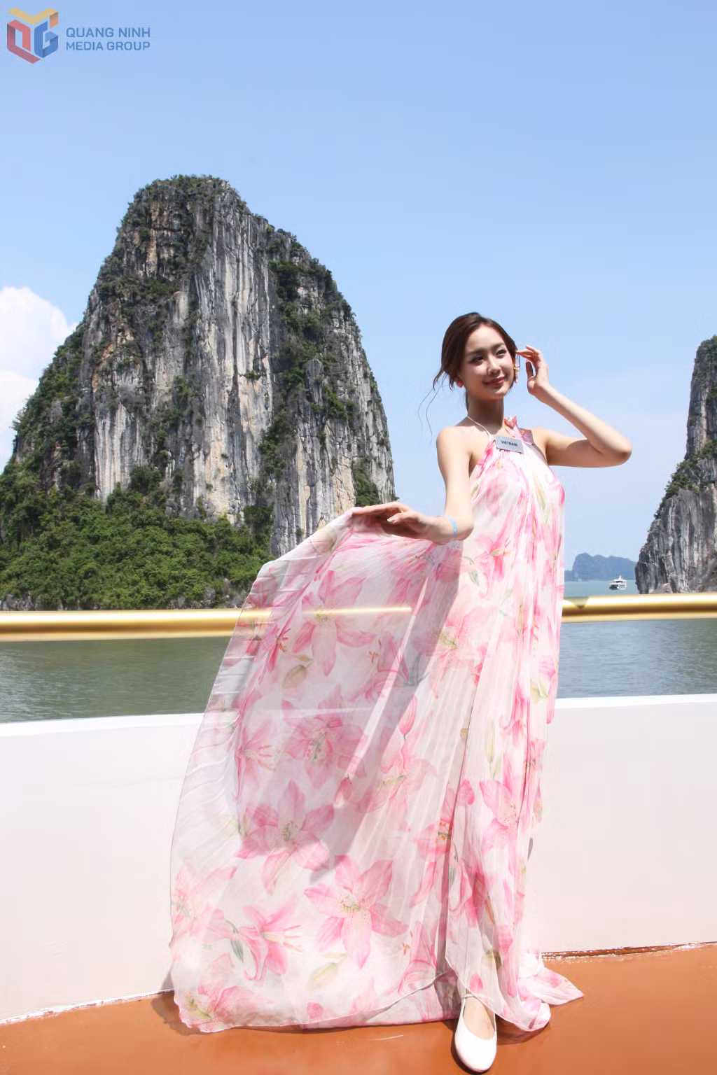 Hoa hậu Lê Nguyễn Bảo Ngọc, đại diện của Việt Nam tranh tài tại Miss World 2026 khoe dáng bên vịnh Hạ Long.