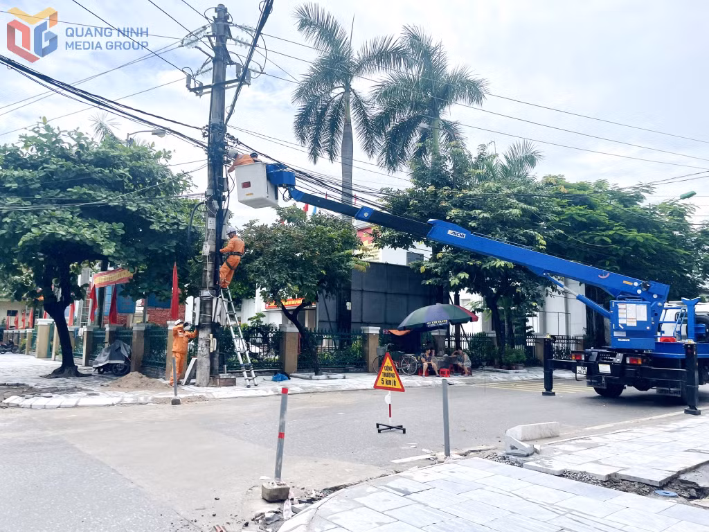 Công nhân Điện lực Hạ Long chỉnh trang, cải tạo lưới điện hạ thế trên địa bàn phường Hà Tu (ảnh chụp ngày 3/8/2026).