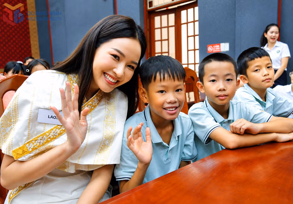 Các thí sinh Miss World 2026 thể hiện sự thân thiện, gần gũi khi chụp ảnh lưu niệm cùng các em nhỏ tại Trung tâm Trợ giúp xã hội tỉnh, lưu giữ những khoảnh khắc đáng nhớ trong hành trình tại Quảng Ninh.