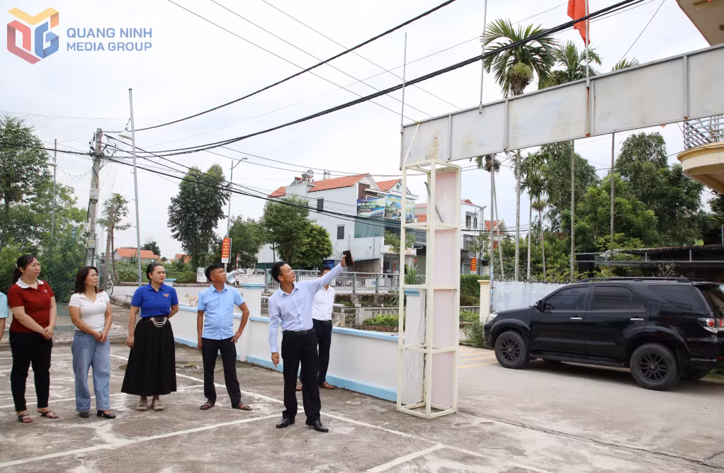 Bí thư Chi bộ cùng cán bộ khu Tiền An 4 (phường Quảng Yên) rà soát cơ sở vật chất phục vụ cho bầu cử trưởng khu.