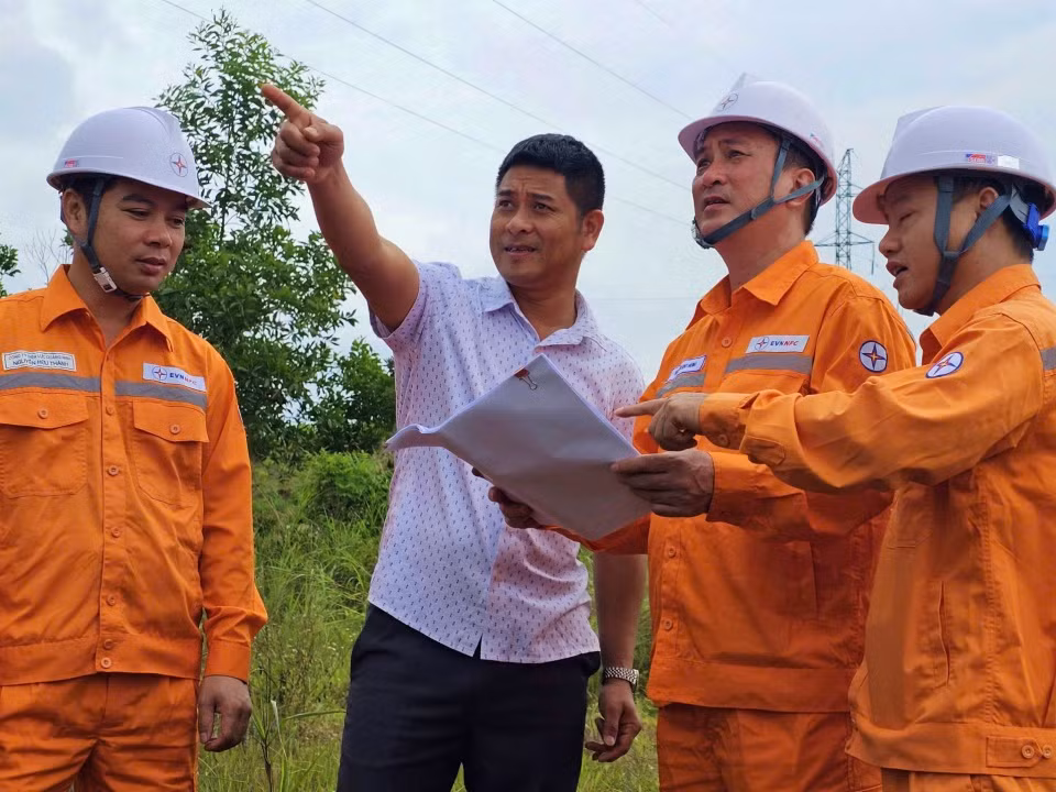 Khi phát hiện những dấu hiệu bất thường, người dân cần nhanh chóng thông báo cho ngành Điện.