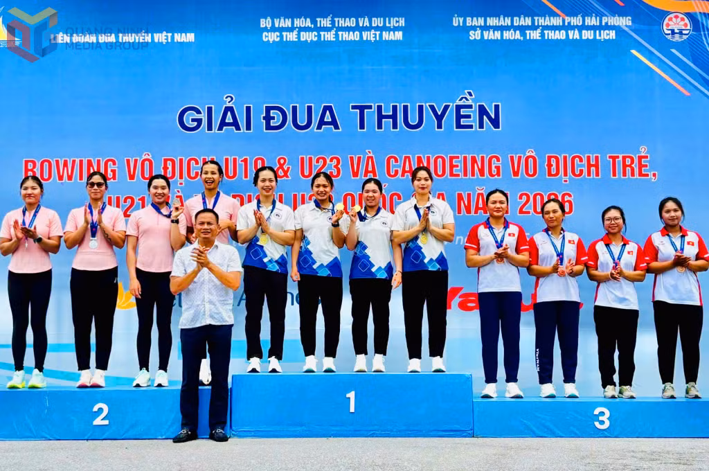 Các VĐV Nguyễn Thị Mai, Vũ Phương Mai, Lý Thị Yến, Lý Thị Thuỷ (bục số 1) giành HCV nội dung thuyền 4 -K4 cự ly 1000m Vô địch U23.