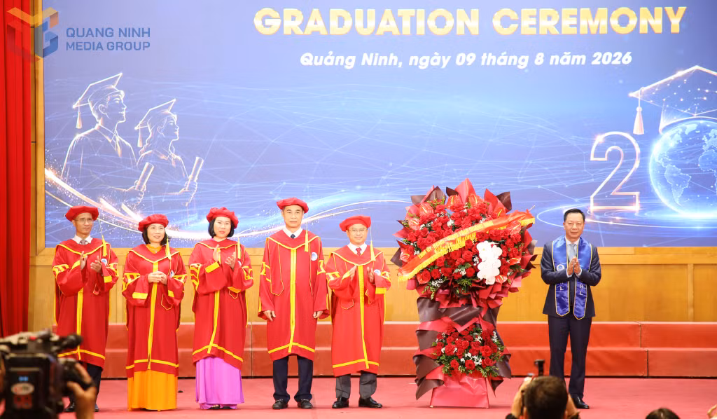 Đồng chí Lê Văn Ánh, Phó Chủ tịch UBND tỉnh tặng hoa chúc mừng Trường Đại học Hạ Long.