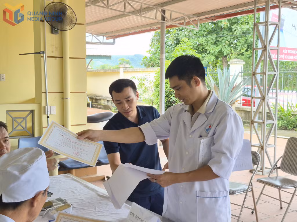 Nhân viên y tế tận tình tư vấn, đồng hành cùng người dân.