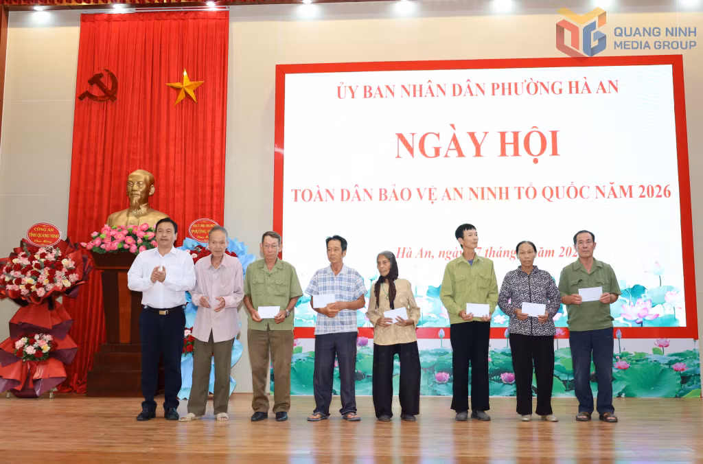 Tại Ngày hội, phường Hà An đã trao tặng quà cho 8 gia đình chính sách có hoàn cảnh khó khăn.