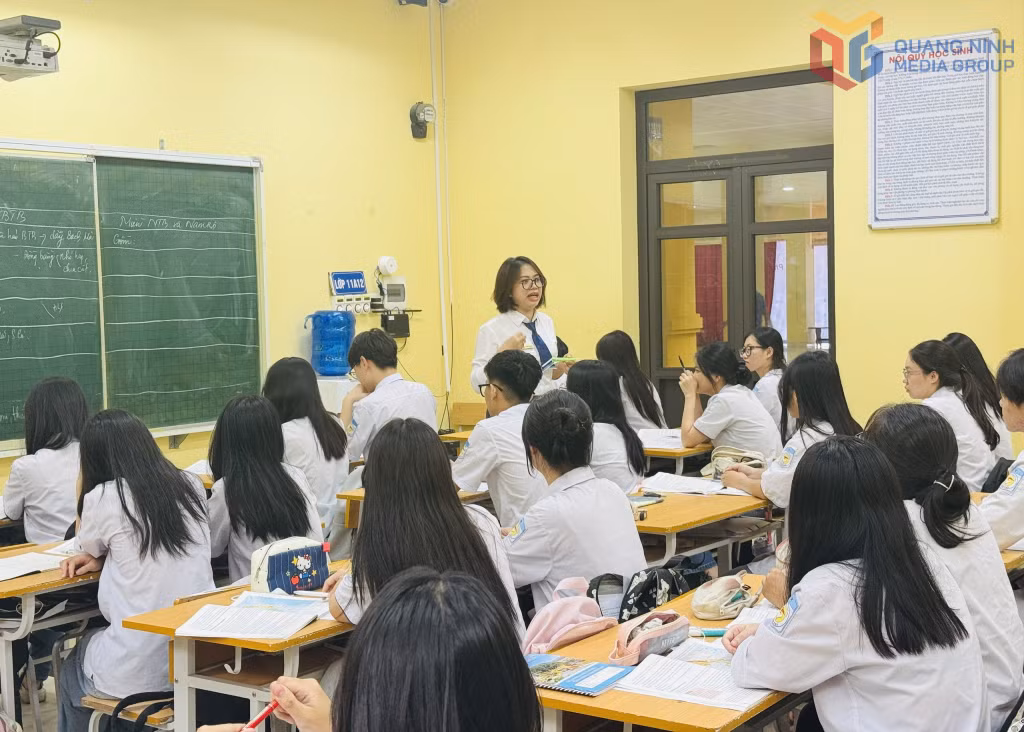 Giáo viên Trường THPT Cẩm Phả đổi mới phương pháp giảng dạy, phát huy tính chủ động, tích cực của học sinh.