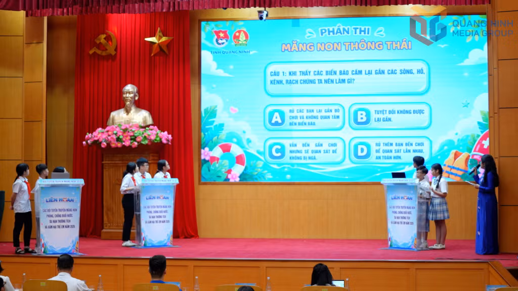 Các đội cùng tham gia phần thi Măng non thông thái, tìm hiểu kiến thức về phòng chống đuối nước, tai nạn thương tích và xâm hại trẻ em.