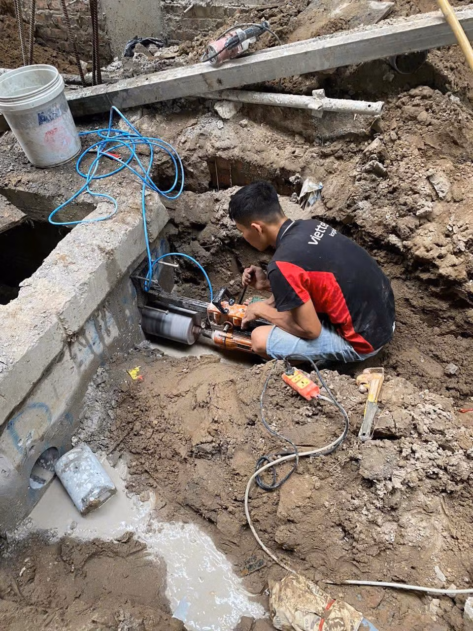 Hình ảnh thi công khoan rút lõi tại sàn hoặc tường bê tông&nbsp;