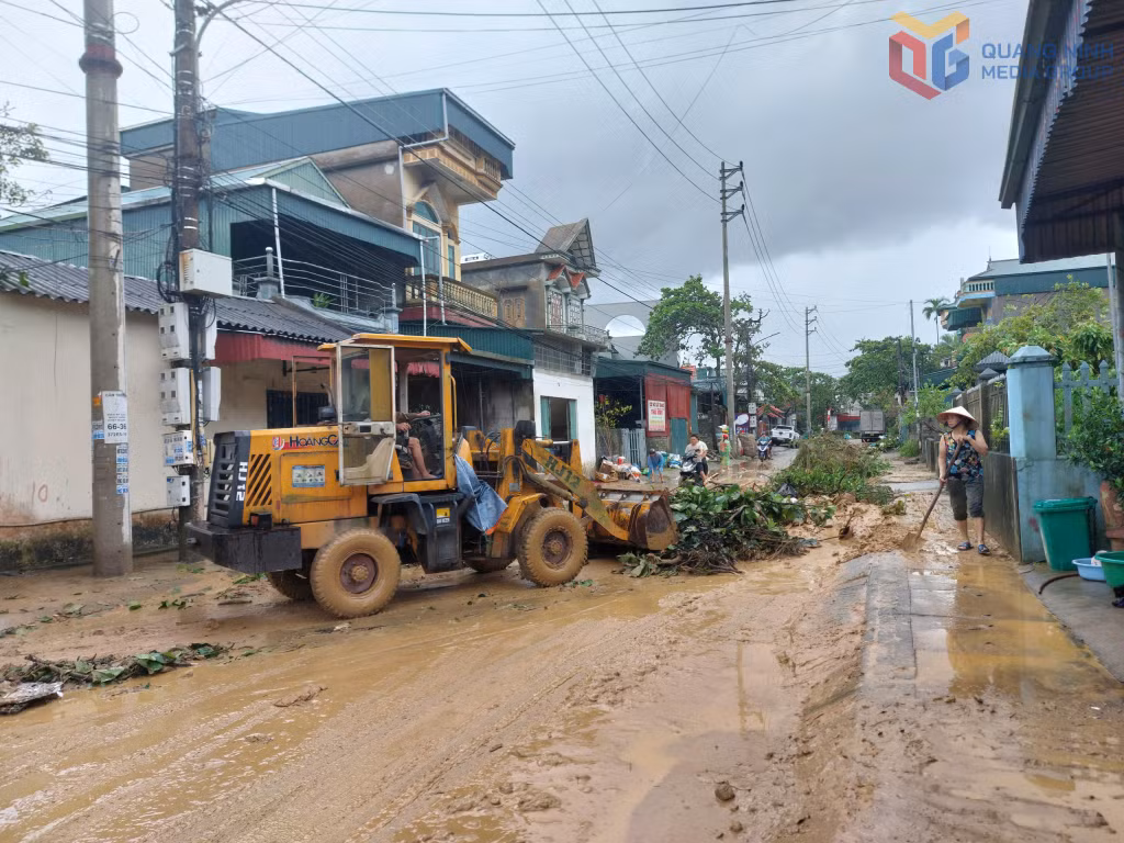 Mưa lớn khiến tuyến đường tại khu dân cư ngập trong bùn đất, ảnh hưởng đến việc đi lại và sinh hoạt của người dân.