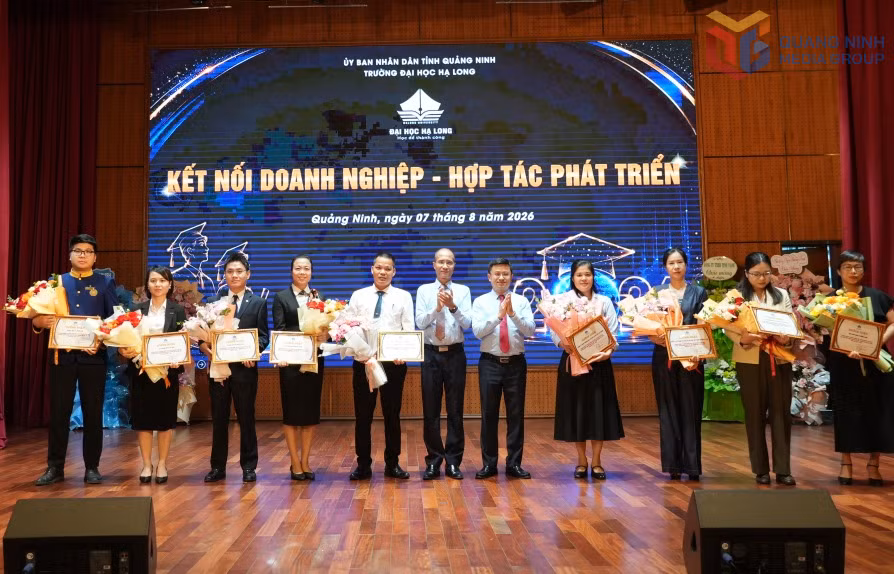Lãnh đạo Trường ĐH Hạ Long trao chứng nhận hợp tác với các doanh nghiệp.