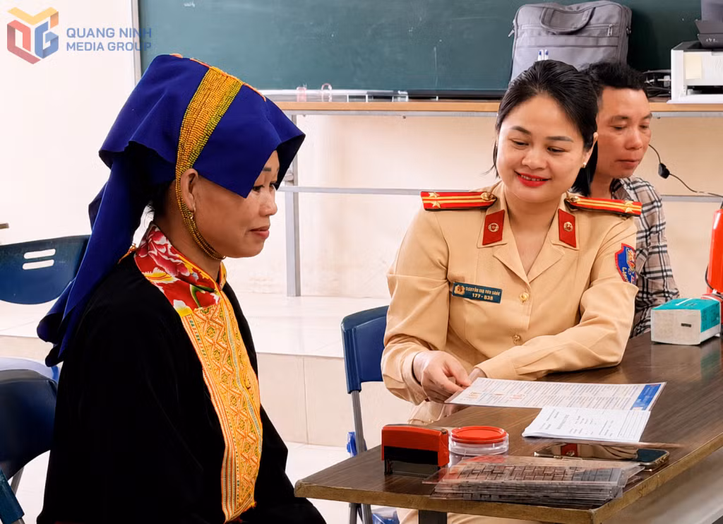 Cán bộ Phòng CSGT Công an tỉnh, hướng dẫn người dân các thủ tục thi sát hạch cấp giấy phép lái xe.