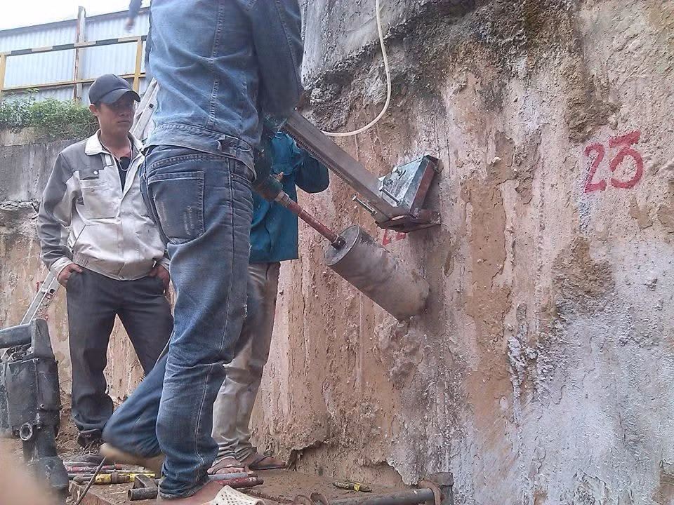 Kỹ thuật viên khảo sát, xác định vị trí khoan.&nbsp;