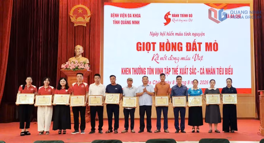 Lãnh đạo xã Ba Chẽ tặng giấy khen các cá nhân tiêu biểu trong phong trào hiến máu tình nguyện năm 2026.